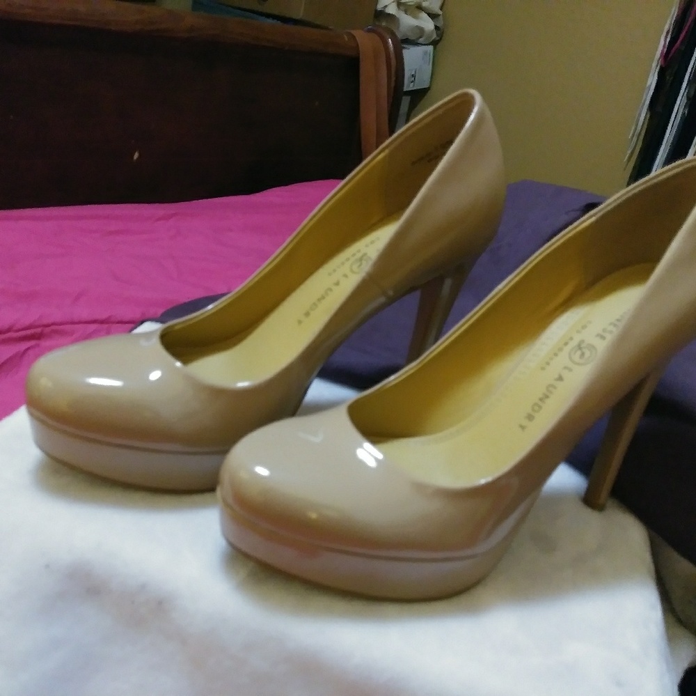7.5 nearly new Chinese Laundry Nude Heals